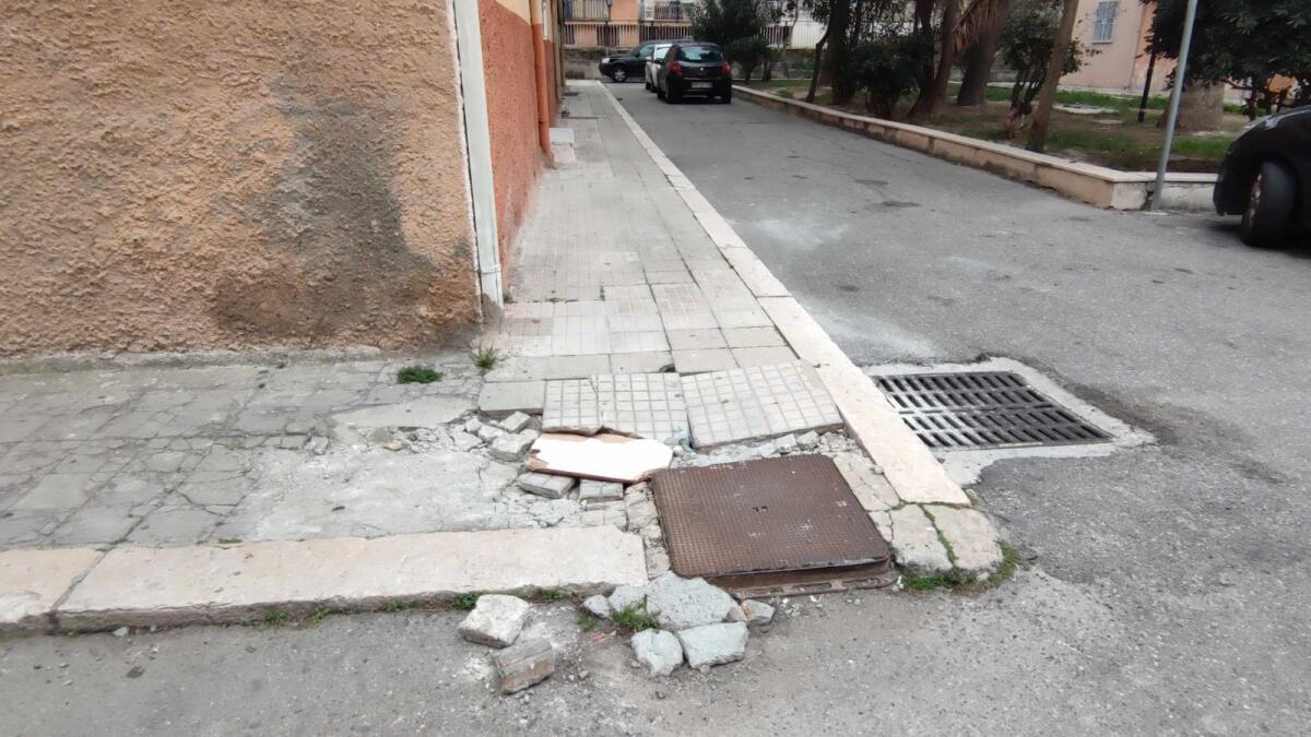 Nei quartieri di Crotone: marciapiedi danneggiati in città, una storia infinita - 
