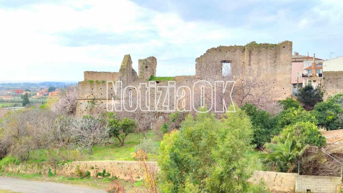 A Isola di Capo Rizzuto, c'è un Castello dimora di baroni e baluardo del territorio - 