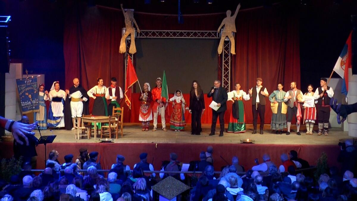 Carnevale di Castrovillari con Albania-Serbia e Italia al Gran Galà del Folklore - 