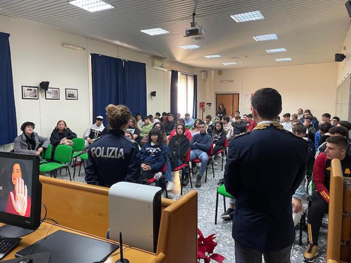Crotone - La Polizia incontra gli studenti del Donegani per il progetto pretendiamo Legalità - 