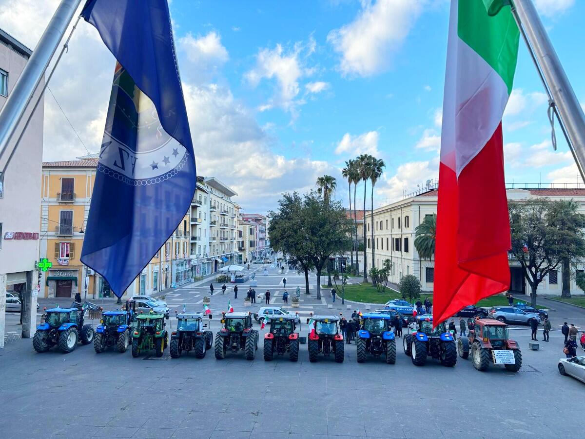 Cosenza - La protesta dei trattori arriva in piazza dei Bruzi - 
