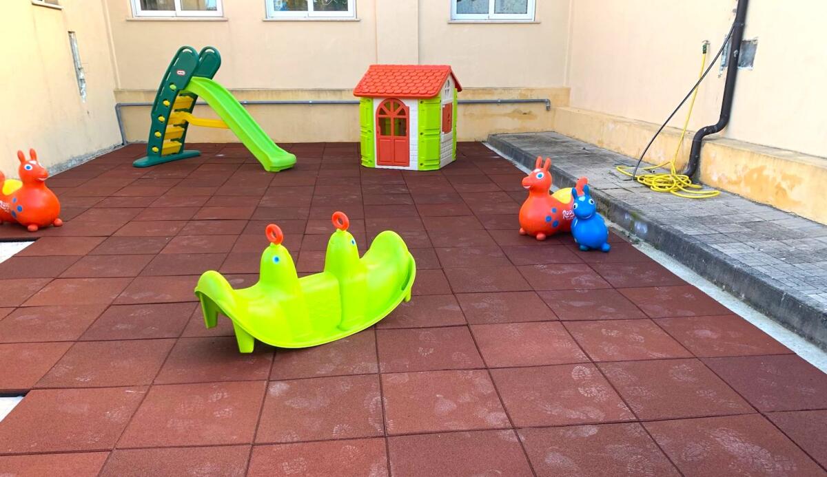 A Castiglione Cosentino un'area giochi con piastrelle prodotte da materiali recuperati - 