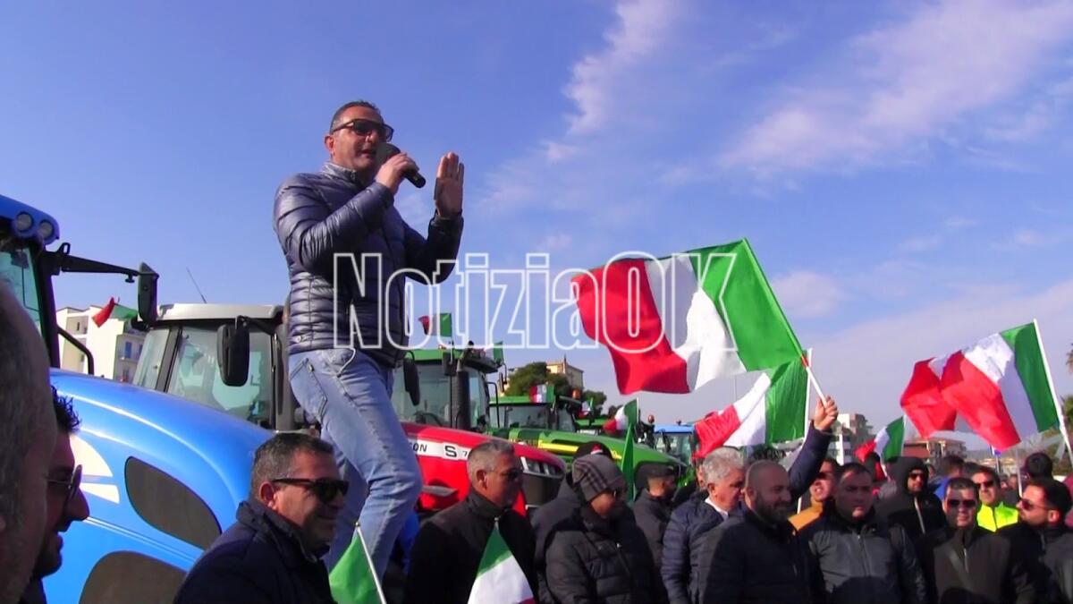 Crotone - I trattori fermano il centro città, gli agricoltori in coro: «Andremo a Roma» - 