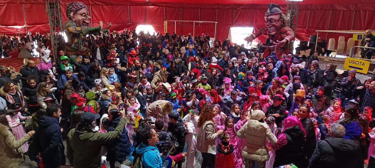 Castrovillari, il maltempo ferma la sfilata di Carnevale ma non la voglia di divertirsi - 