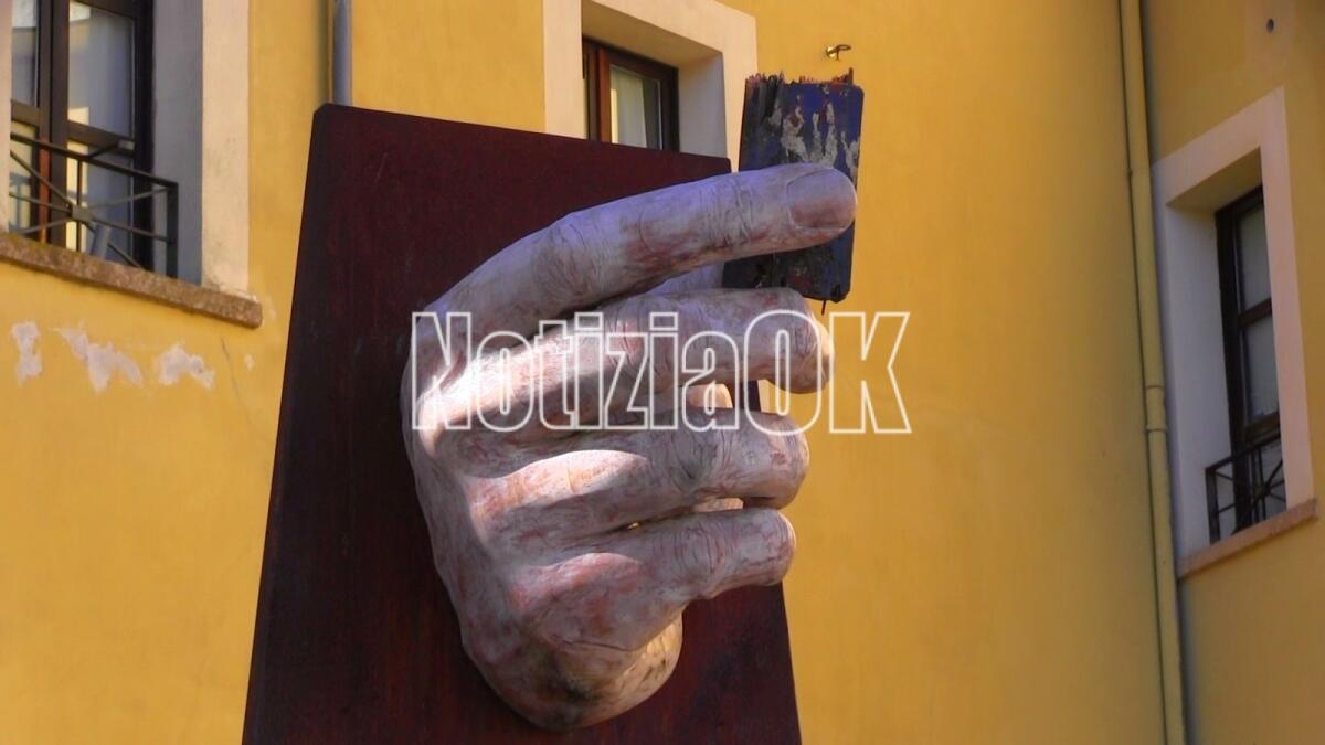 Naufragio di Cutro, la Regione promuove una giornata commemorativa per omaggiare le vittime - Scultura di Antonio Tropiano davanti il Comune di Cutro