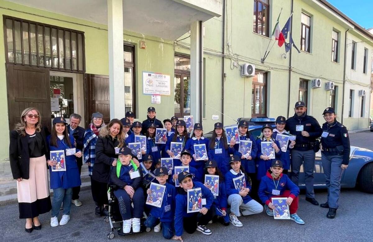 La Polizia di Stato fa visita agli studenti dell’I. C. “Moro - Lamanna” di Mesoraca - 