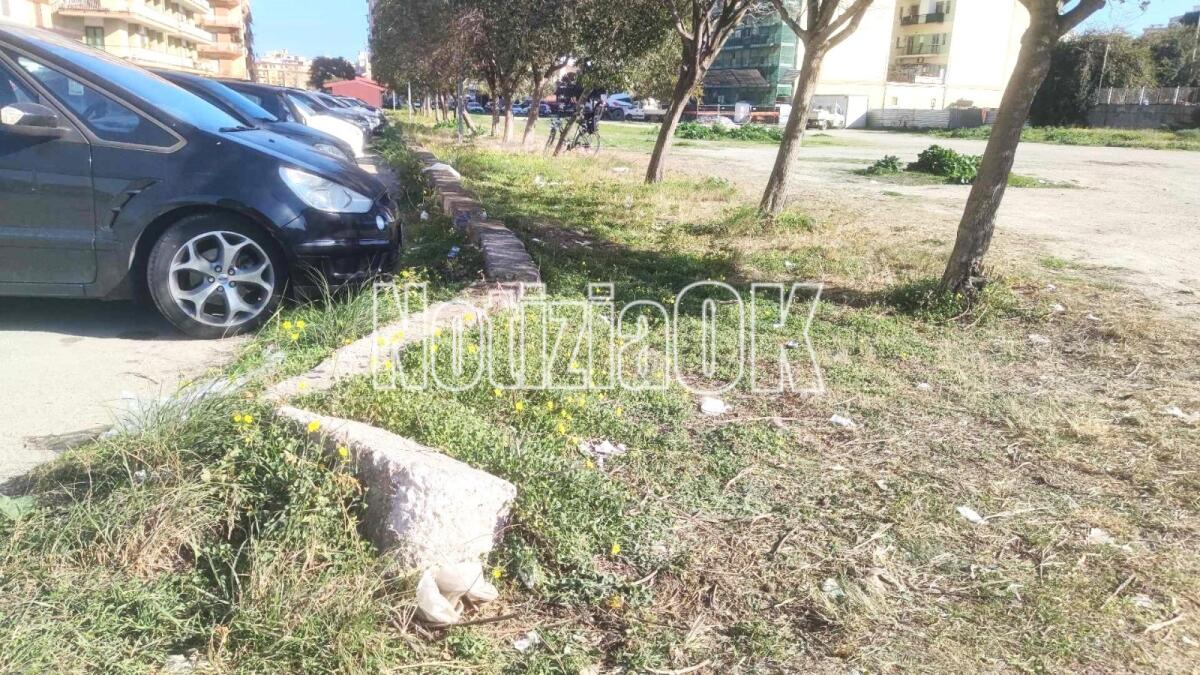 Nei quartieri di Crotone: in via Ugo Foscolo c'è un serpentone di cemento fatto a pezzi - 
