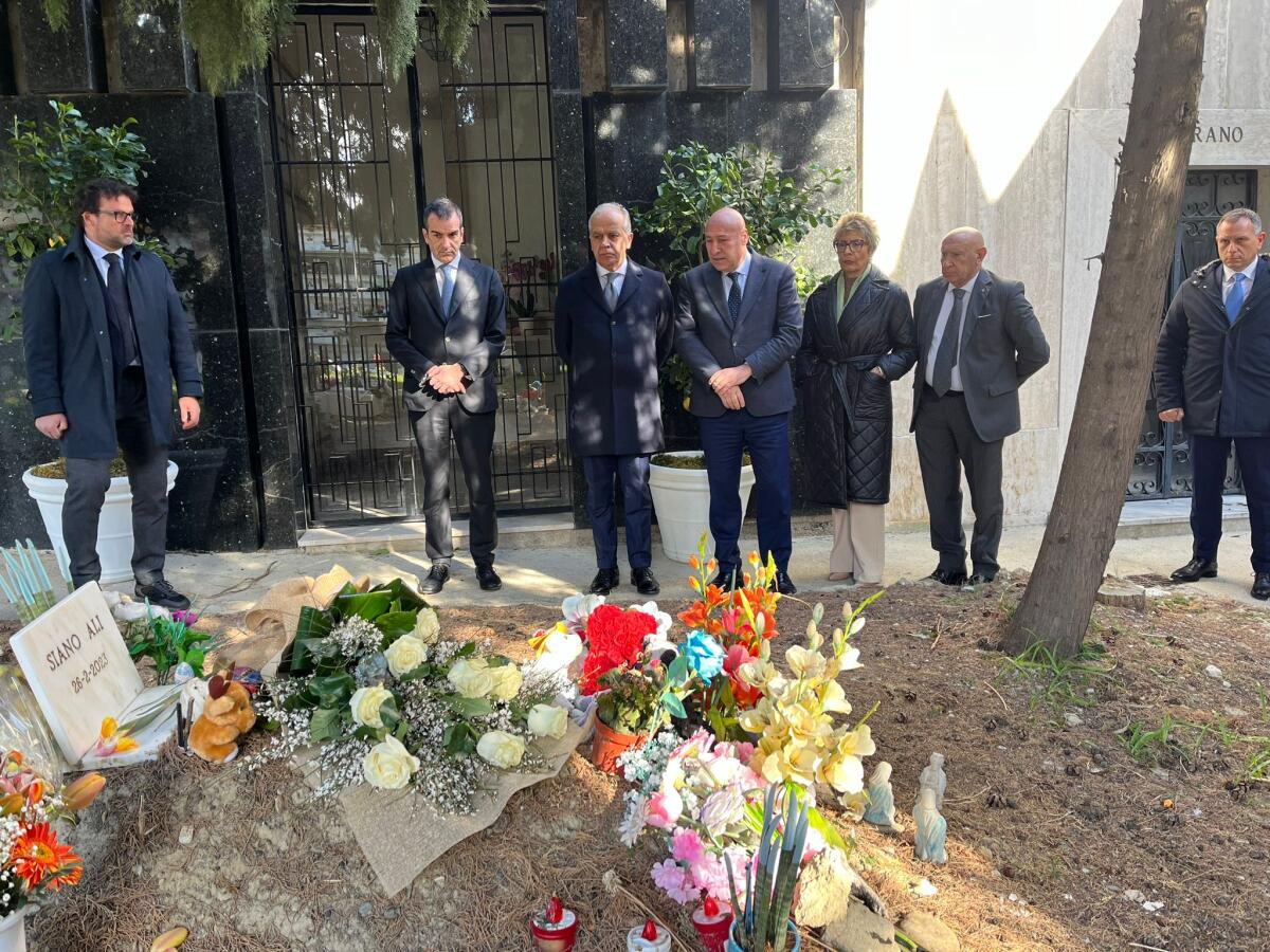 Naufragio di migranti, visita lampo del Ministro Piantedosi a Crotone e Cutro - 