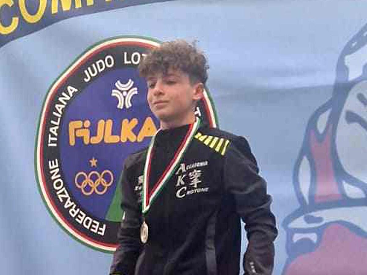Lotta olimpica: Sergio Esposito dell'AKC si gioca la finale nazionale - 20. Sergio Esposito - Conquista il titolo 2023 di Campione regionale  Under 15 di Lotta Libera, categoria -44 kg.