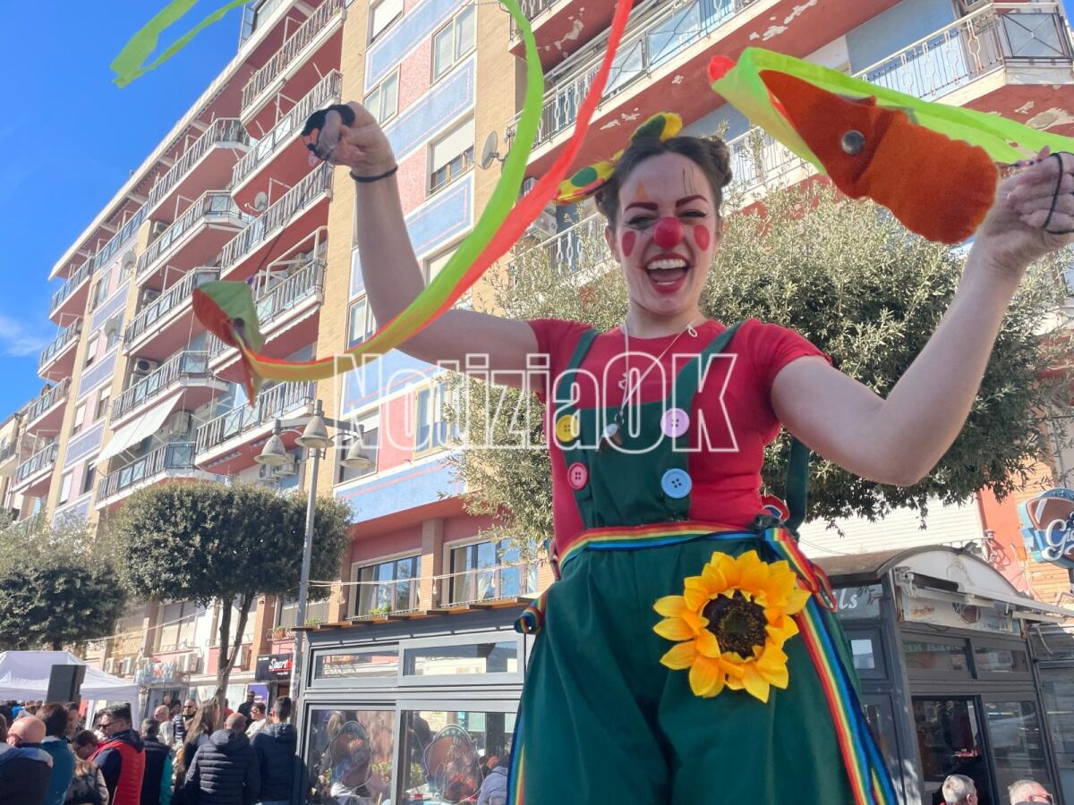 (Foto) Crotone - Il Carnevale è già "grasso" sul lungomare - 