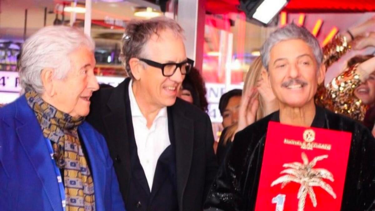 #Sanremo2024 - A Fiorello il premio Numeri Uno realizzato da Michele Affidato - 