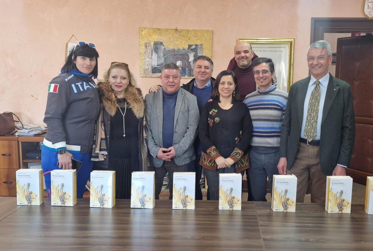 Isola di Capo Rizzuto, il Comune dona alle scuole il libro scritto da Vitaliano Fulciniti - 