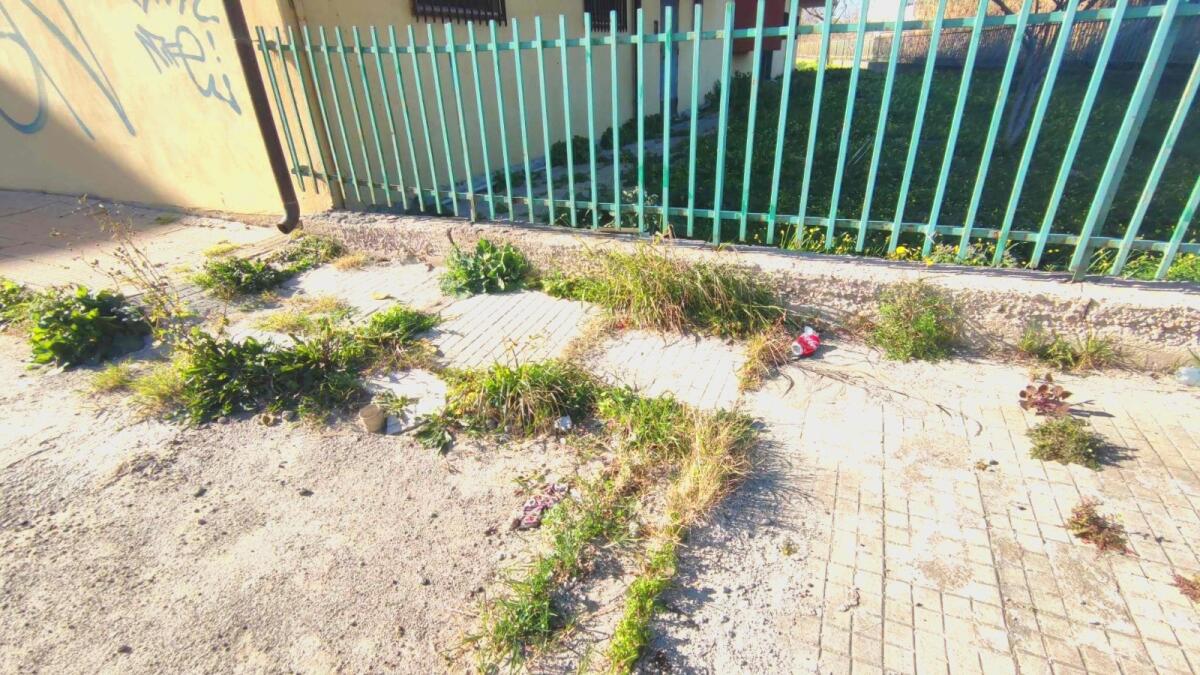 Nei Quartieri di Crotone: in via Pirandello i marciapiedi lasciano a desiderare - 