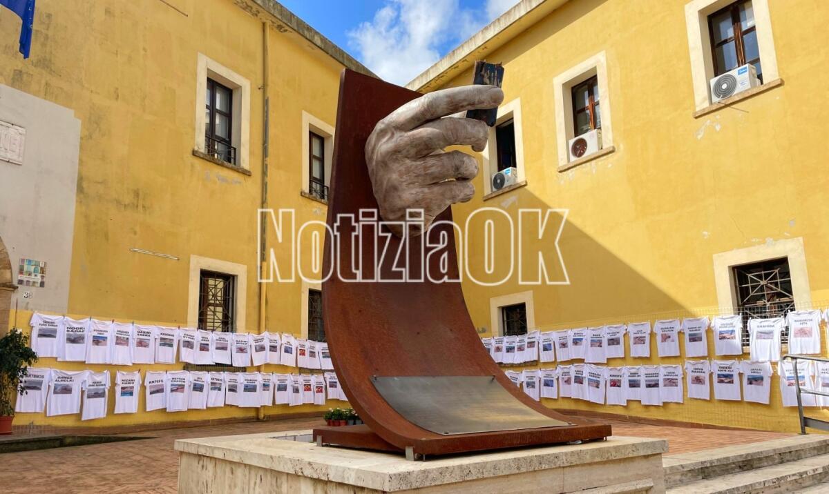 Naufragio di Cutro - Novantaquattro magliette, volti e immagini di una tragedia - 