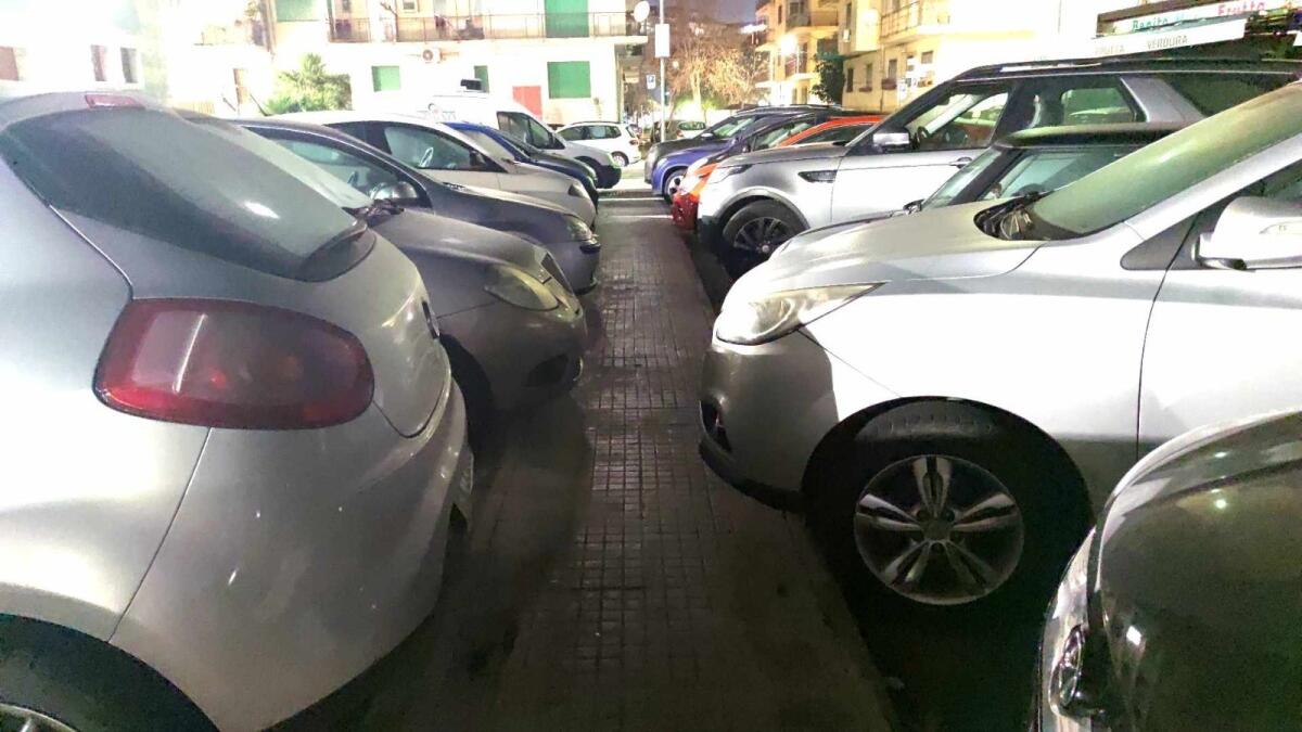 Nei quartieri di Crotone: marciapiedi quasi inutilizzabili in via G. Manna - 