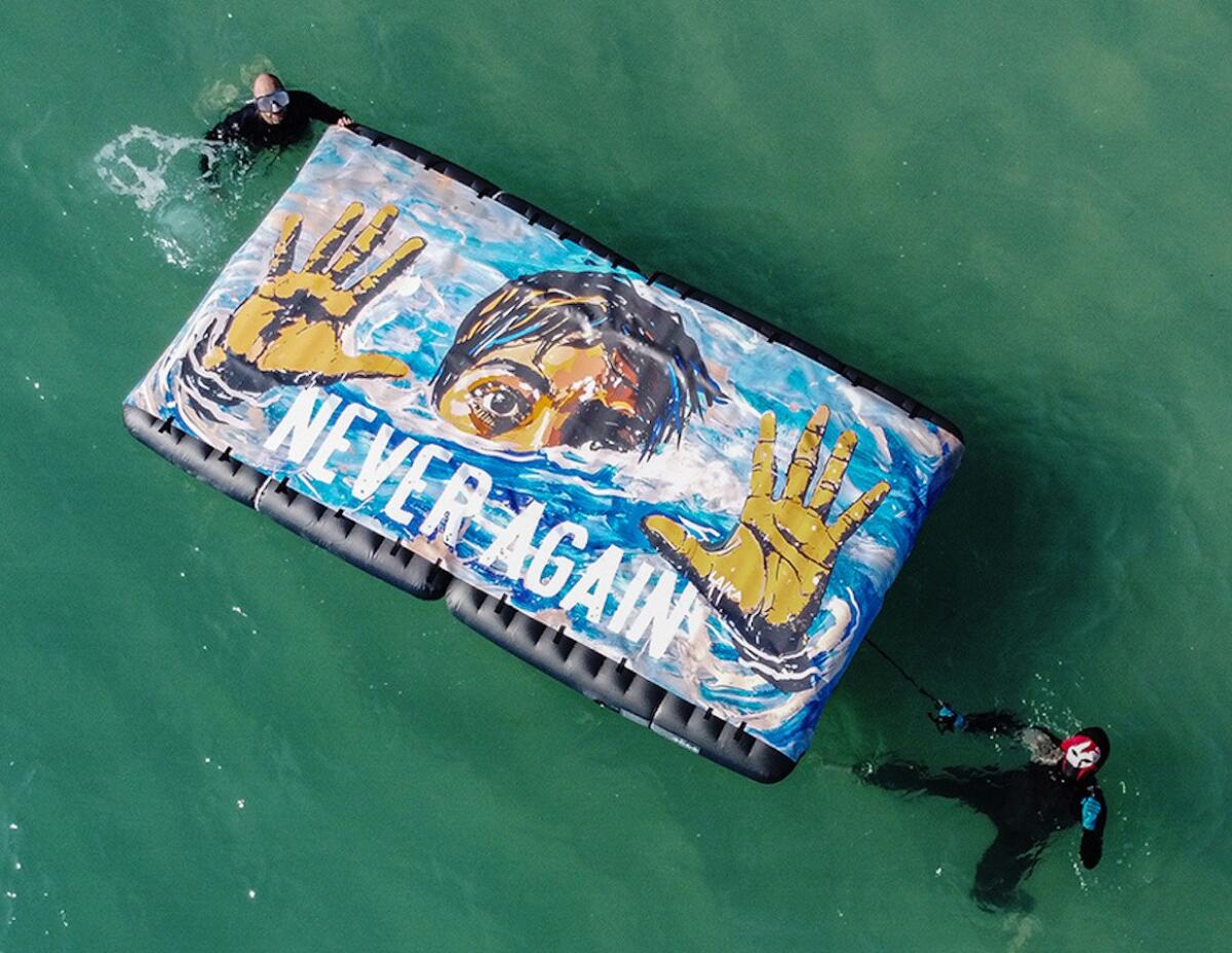 Naufragio di Cutro - La nuova opera della street artist Laika nelle acque di Steccato - 