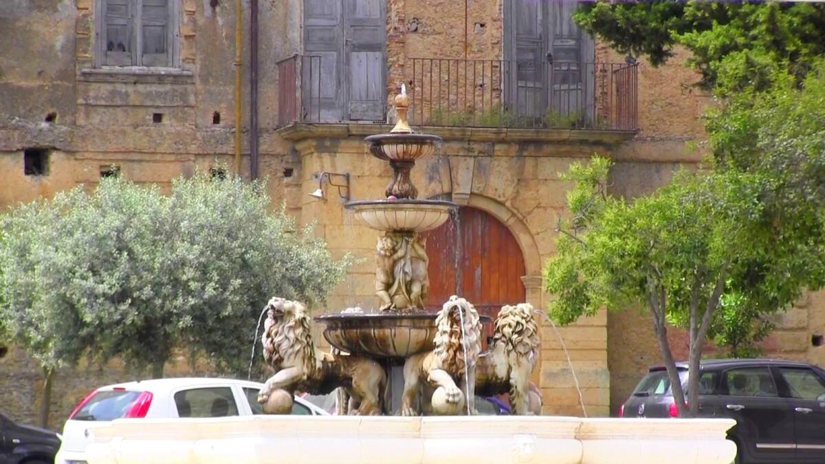 Cutro, i partiti scendono in piazza contro la 'ndrangheta - Piazza Gio Leonardo di Bona a Cutro