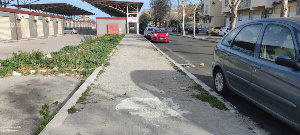 Nei quartieri di Crotone: in via Crea c'è un marciapiede sterrato sempre di moda - 