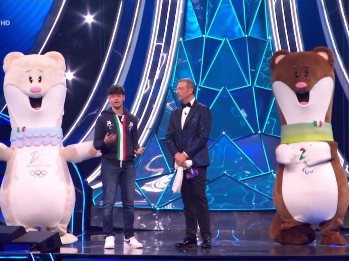 A Sanremo il giovane calabrese Federico presenta le mascotte delle Olimpiadi - 
