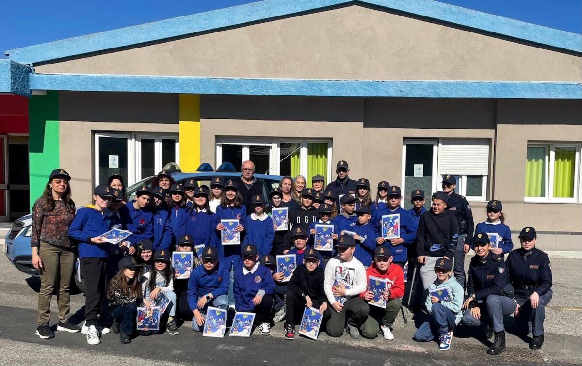 Mesoraca - La Polizia di Stato incontra gli studenti del plesso "Filippa" - 