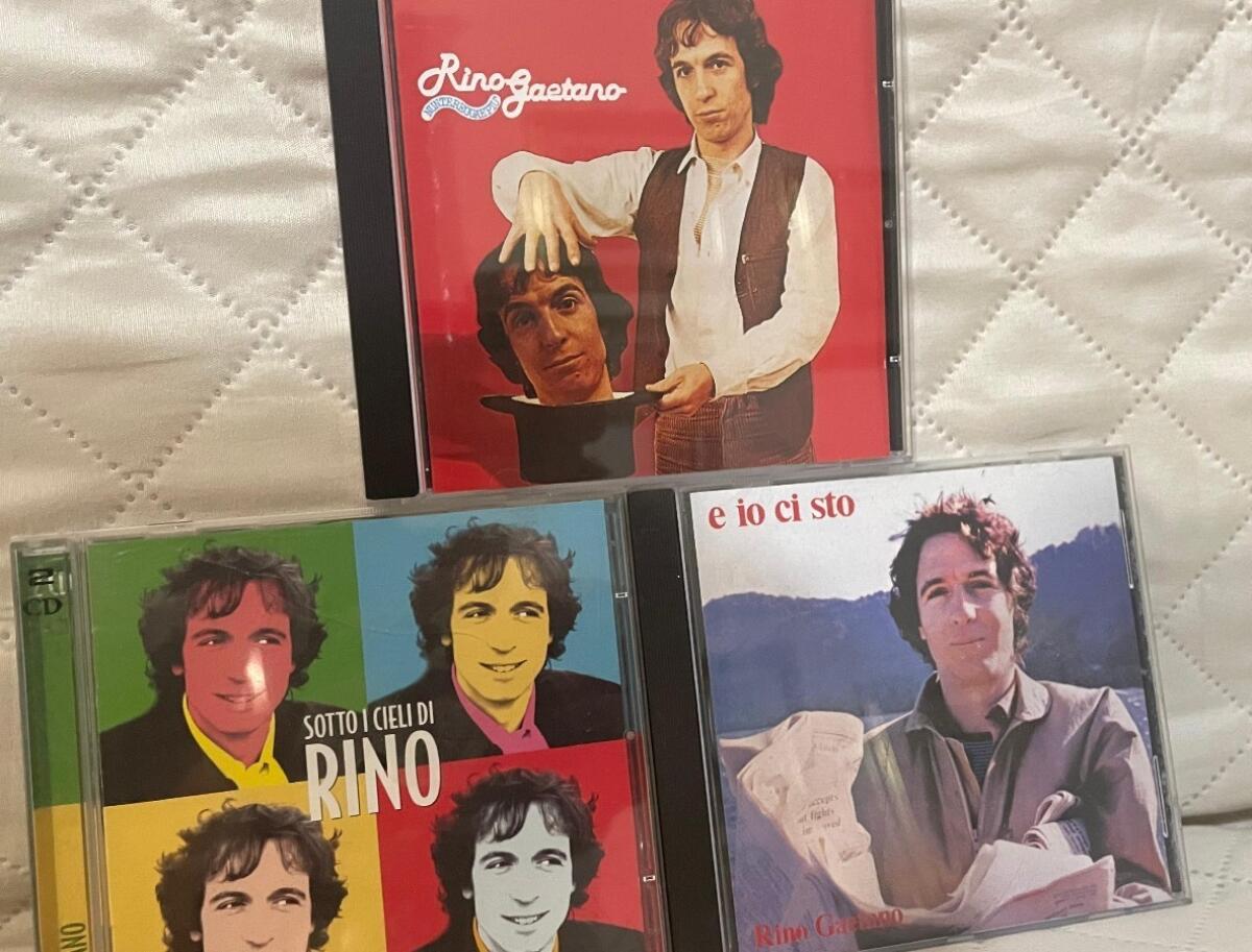 Dal cilindro regalatogli da Renato Zero all'accappatoio del Festival Bar: Rino Gaetano in una mostra - 