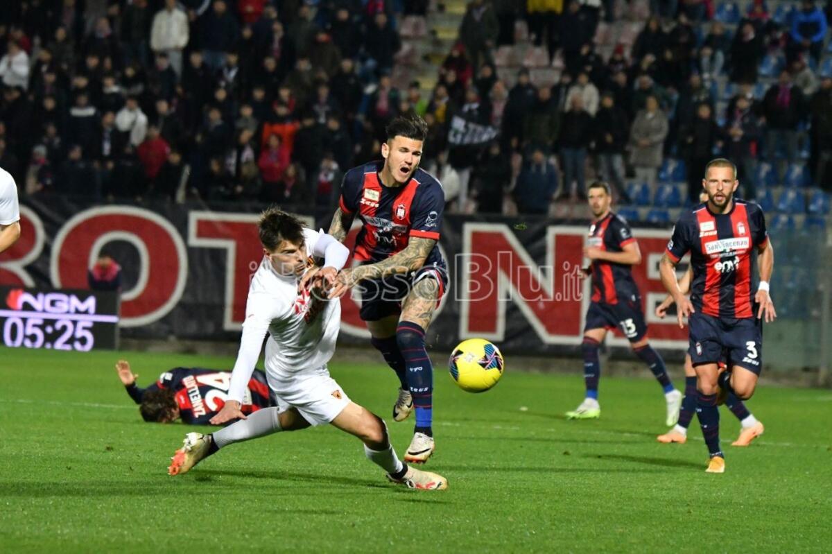 #CrotoneBenevento 0-0 | Partita combattuta ma è un pareggio che non serve a nessuno - 