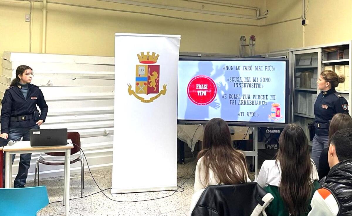 Pretendiamo Legalità: gli studenti del "G.V. Gravina" dialogano con gli agenti della Polizia di Stato - 