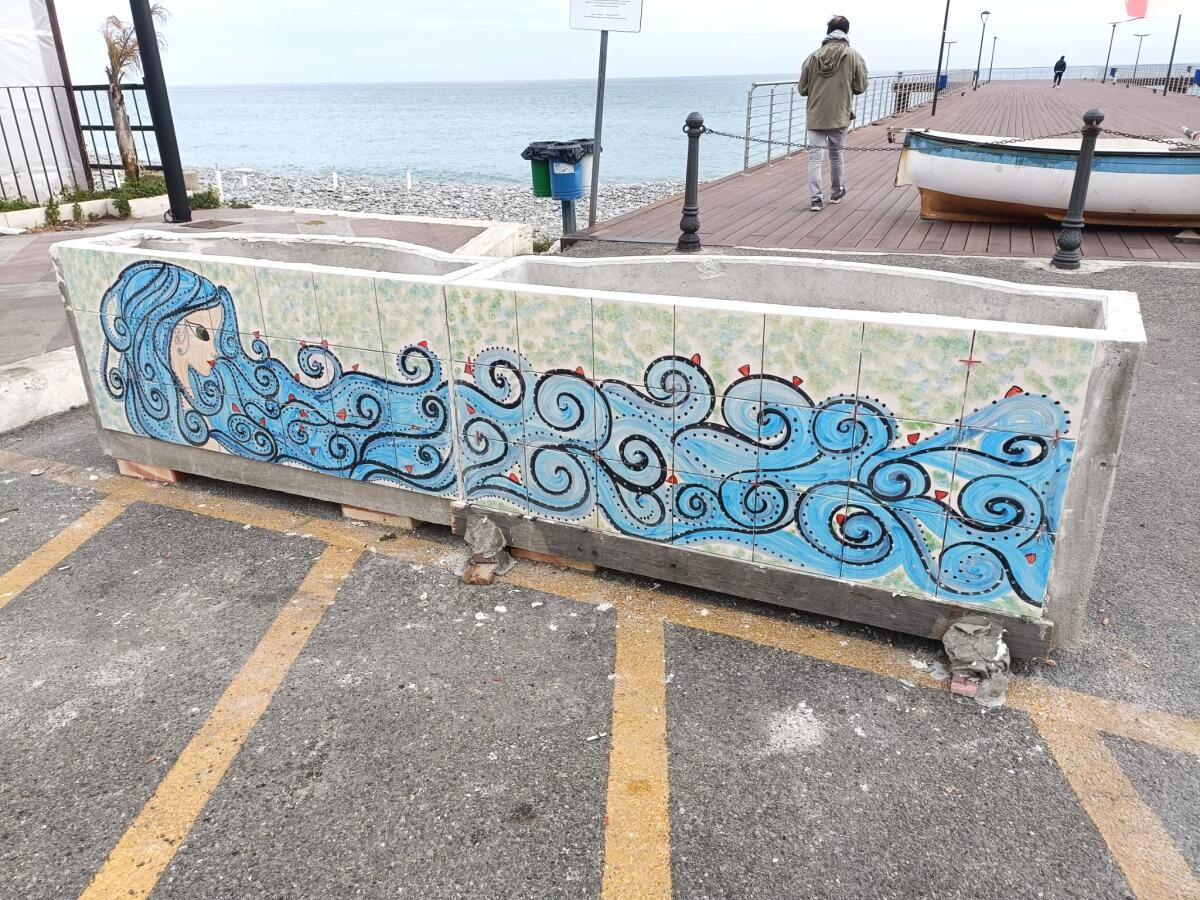 Trebisacce, lungomare: ripristinate le telecamere e un nuovo look per gli arredamenti urbani - 