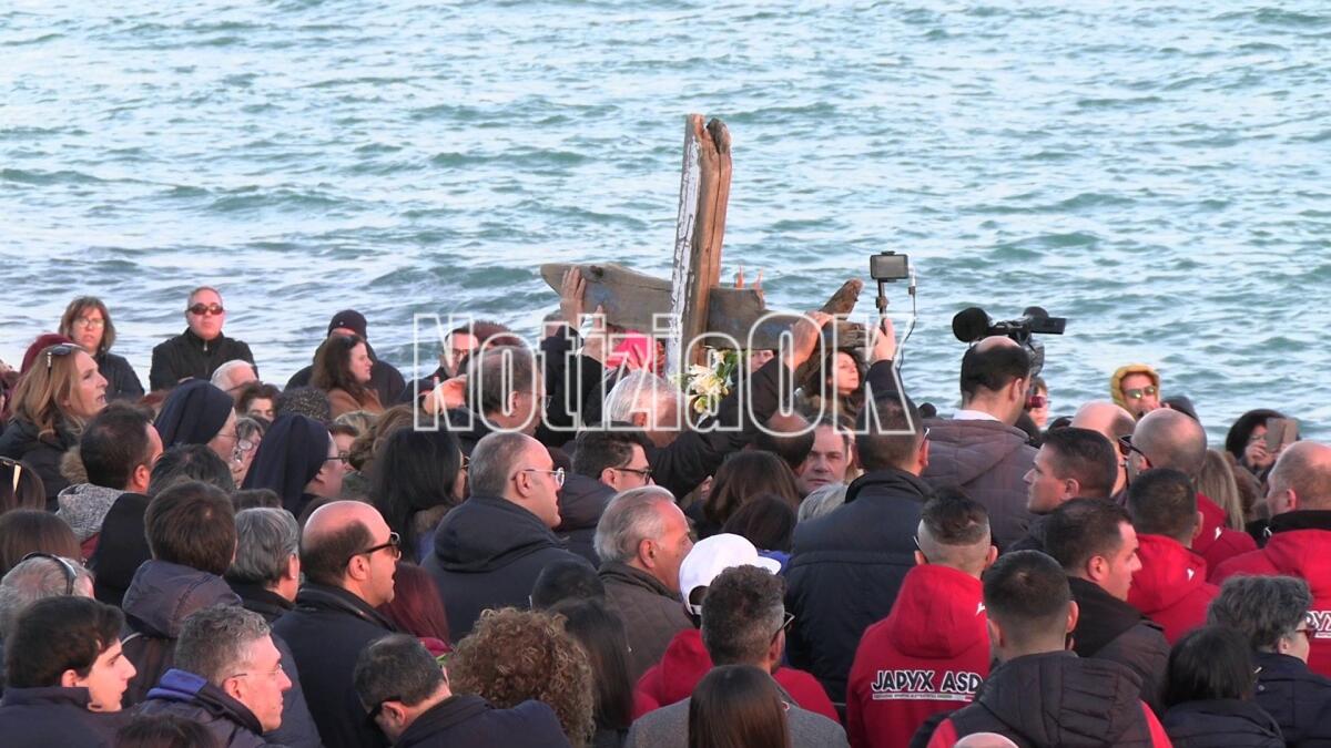 (VIDEO) Via Crucis a Steccato, il Vescovo: "Pregheremo per le vittime e per i superstiti, e per chi ancora oggi solca i mari" - 