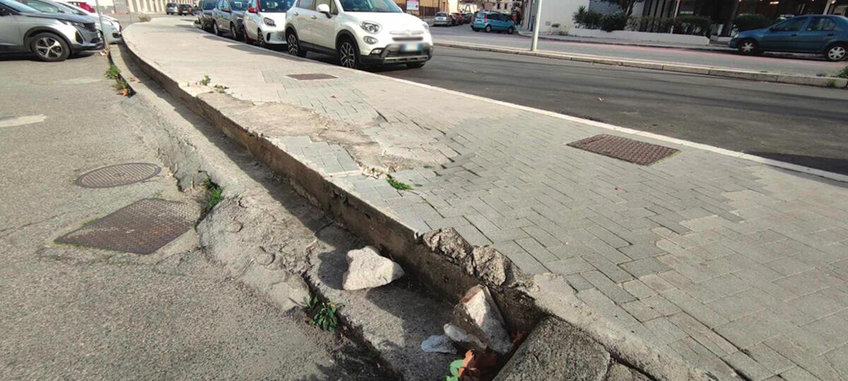Nei quartieri di Crotone: danni e degrado in via Crea - 