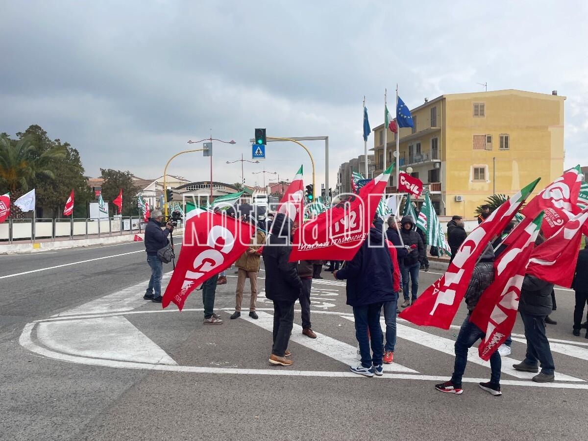 (FOTO) La SS 106 eterna incompiuta. Sit-In dei sindacati a Melissa: "Il Governo trovi i soldi" - 