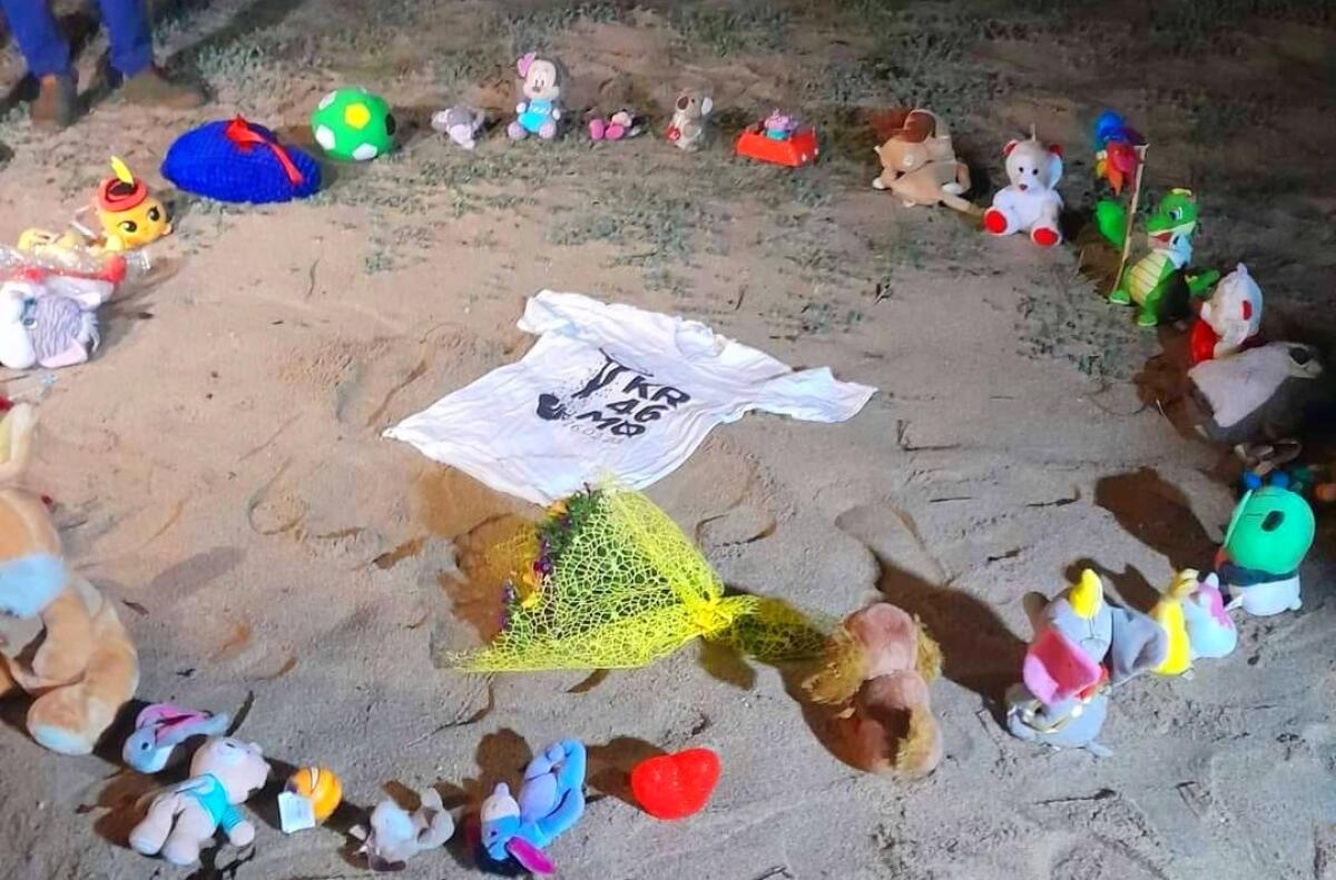 Steccato di Cutro, peluche e candele per ricordare nella notte le vittime del naufragio - 
