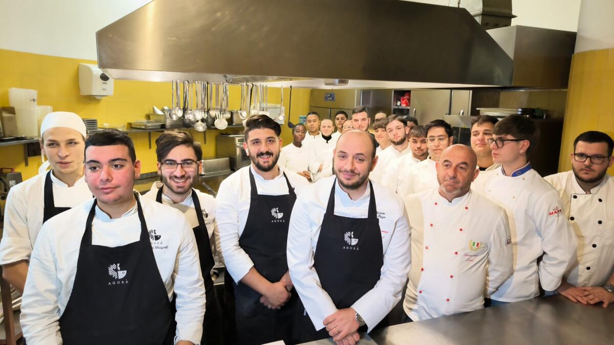 Gli studenti dell’alberghiero di Cosenza a scuola di cucina con lo chef Michele Rizzo - 
