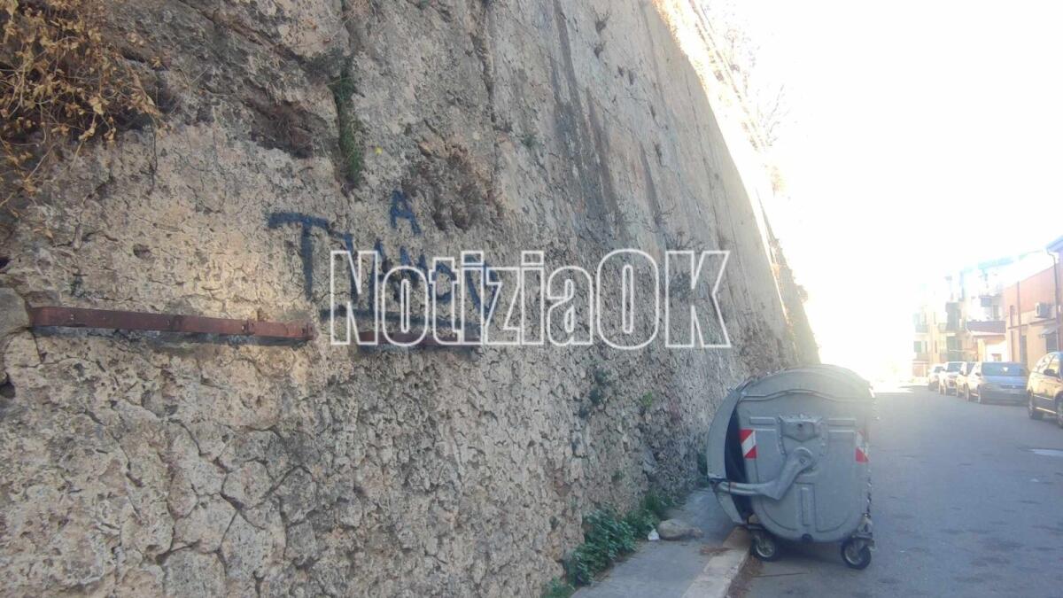 Nei quartieri di Crotone: va bene il “Ti Amo” a San Valentino ma non sulle mura storiche - 