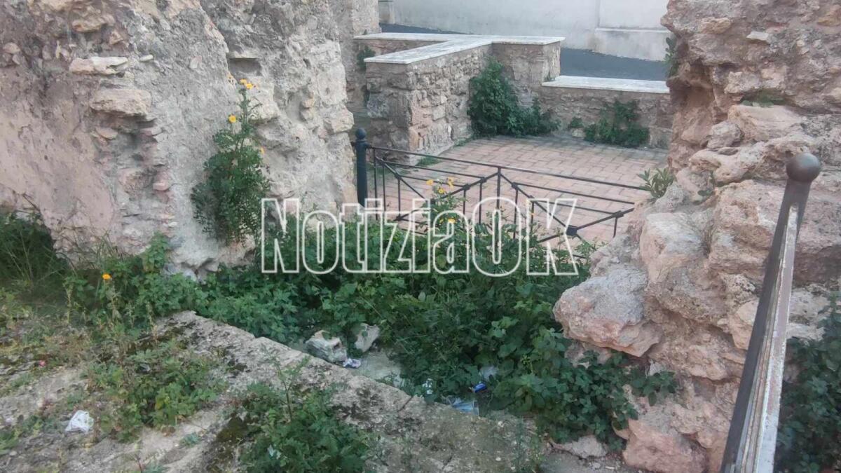 Nei Quartieri di Crotone: in Piazza Immacolata la storia nascosta dall'incuria e dai rifiuti - 