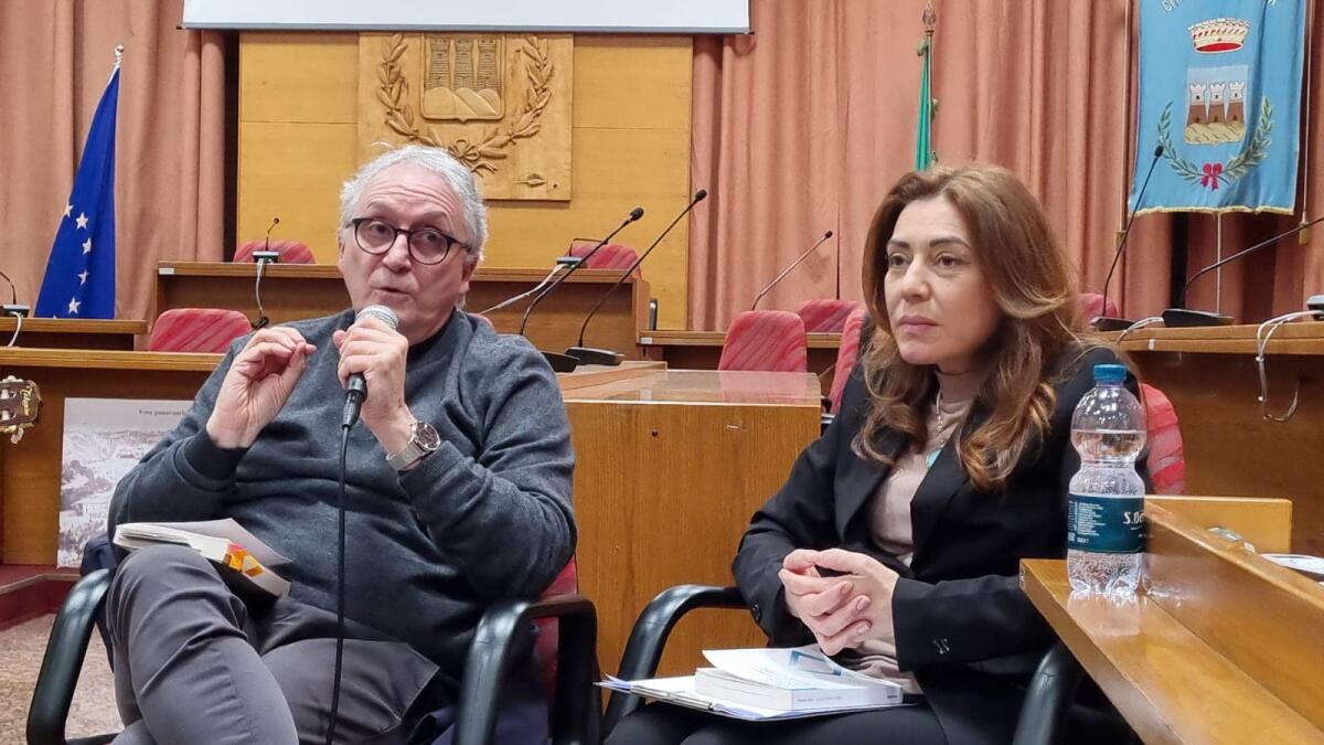 Mesoraca, don Pasquale Brizzi presenta il libro "La luce oltre la siepe" - 