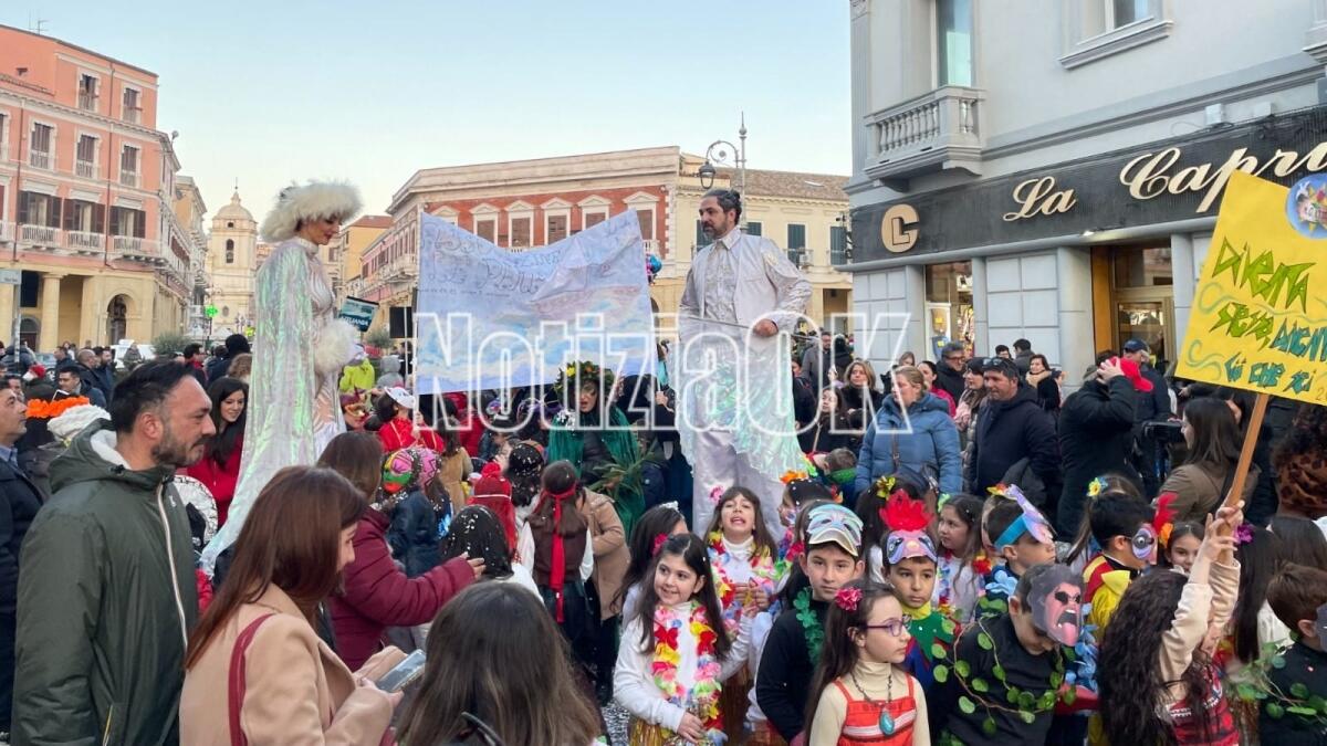 Crotone - Carnevale in centro con Alice e il bianconiglio: ecco come cambia la viabilità cittadina - Carnival Parade 2023