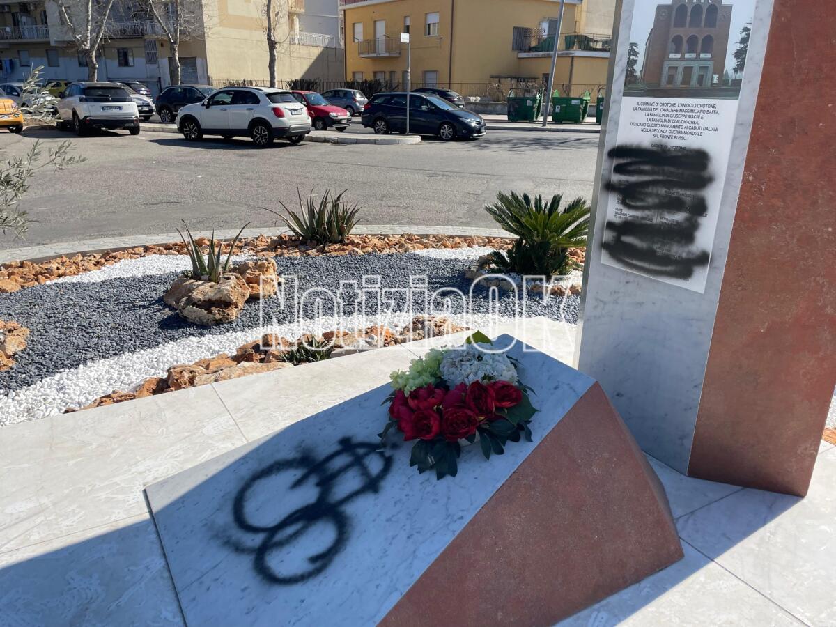 Vandalizzato il monumento dedicato ai caduti in guerra, lo sdegno: "A Crotone i vandali possono fare quello che vogliono" - 