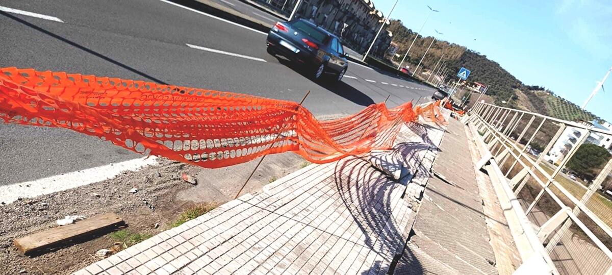 Nei quartieri di Crotone: lungo viale Gandhi un passaggio obbligato quanto pericoloso - 