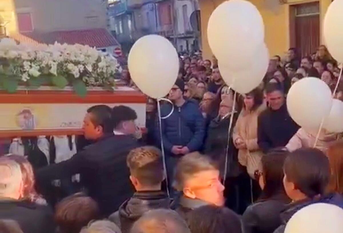 Crotone - Palloncini bianchi per l'ultimo saluto al giovane Mattia Porto - 