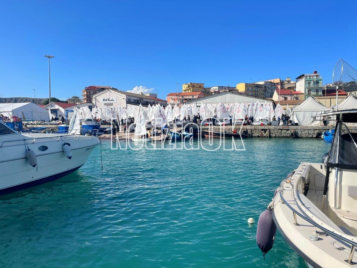 (VIDEO) Crotone, una danza di vele fa brillare ancora di più il nostro mare - 
