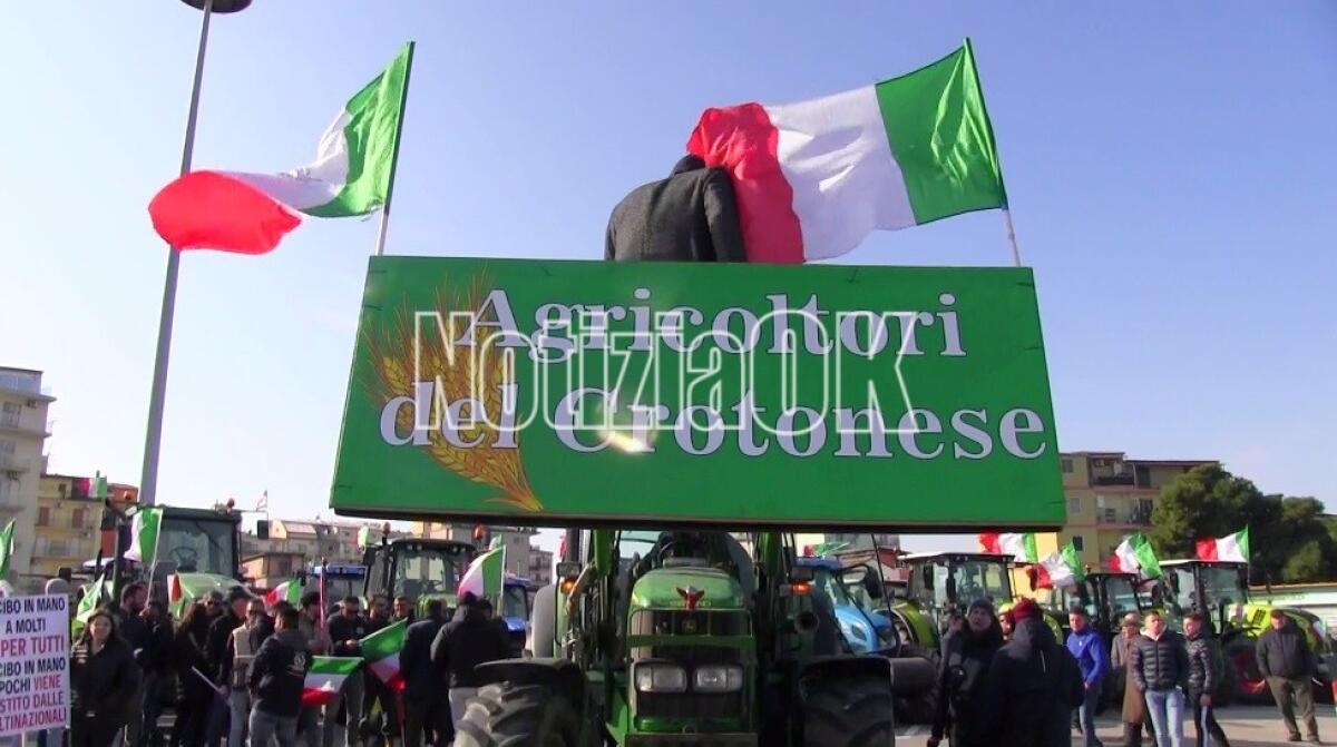 (VIDEO) - La protesta degli agricoltori proseguirà ancora sulla SS 106 - 