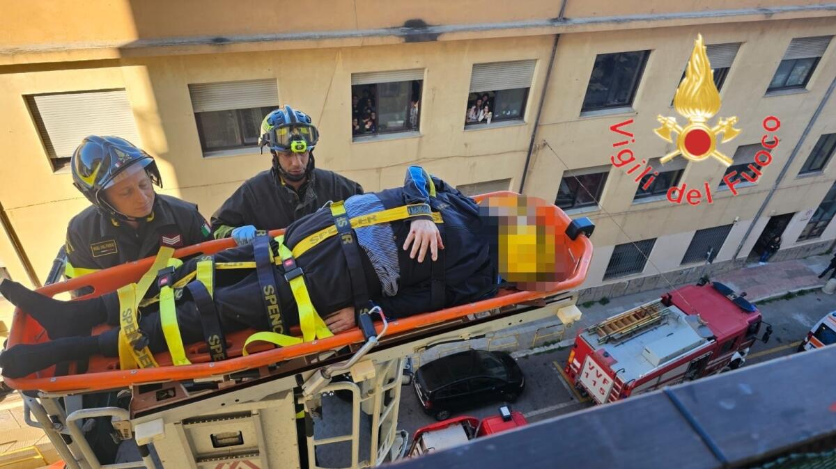 (VIDEO) Crotone - Paura in pieno centro, i Vigili del Fuoco soccorrono un uomo - 