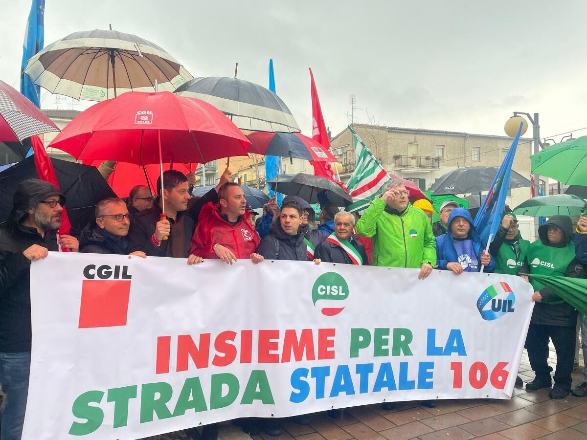 Morti sulla S.S. 106, a Crosia manifestazione indetta dai sindacati - 