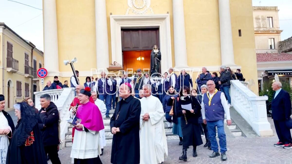 Crotone - Oggi la processione dei Quadri della Passione - 