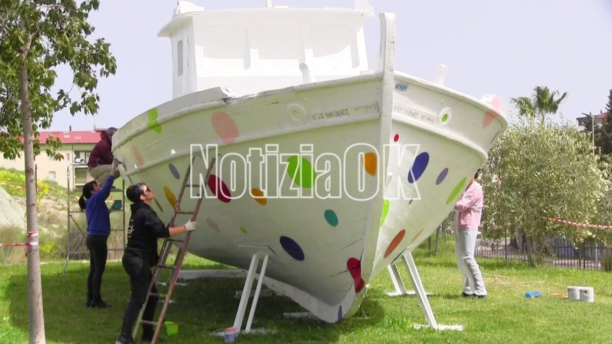 Crotone - Il peschereccio dei migranti diventa i colori dell'accoglienza - 