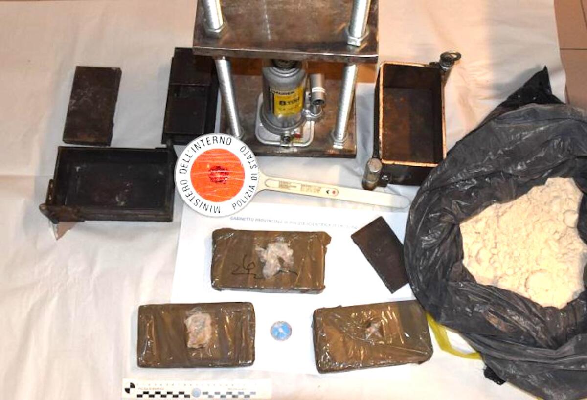 Deposito e laboratorio artigianale di droga: sequestrati 1,5 kg di eroina - 