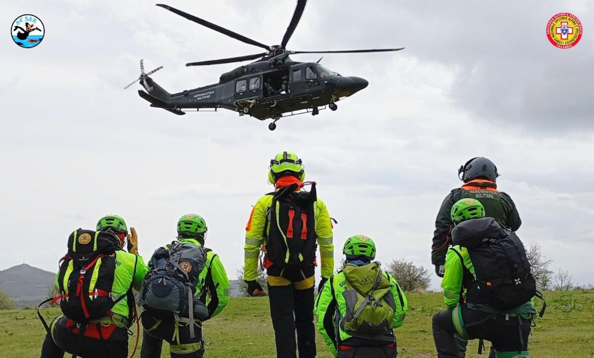 Soccorso alpino della Calabria e Aeronautica militare si addestrano nel Parco del Pollino - 