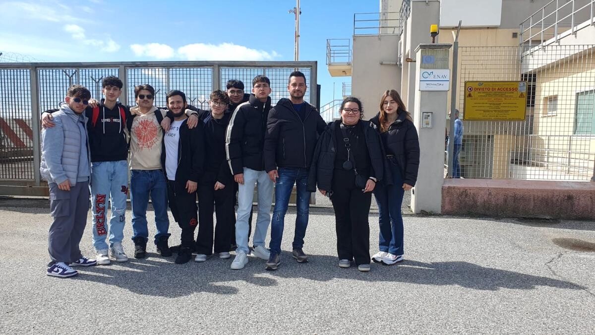 Crotone - Gli studenti del Ciliberto "volano" alla torre di controllo Enav - 