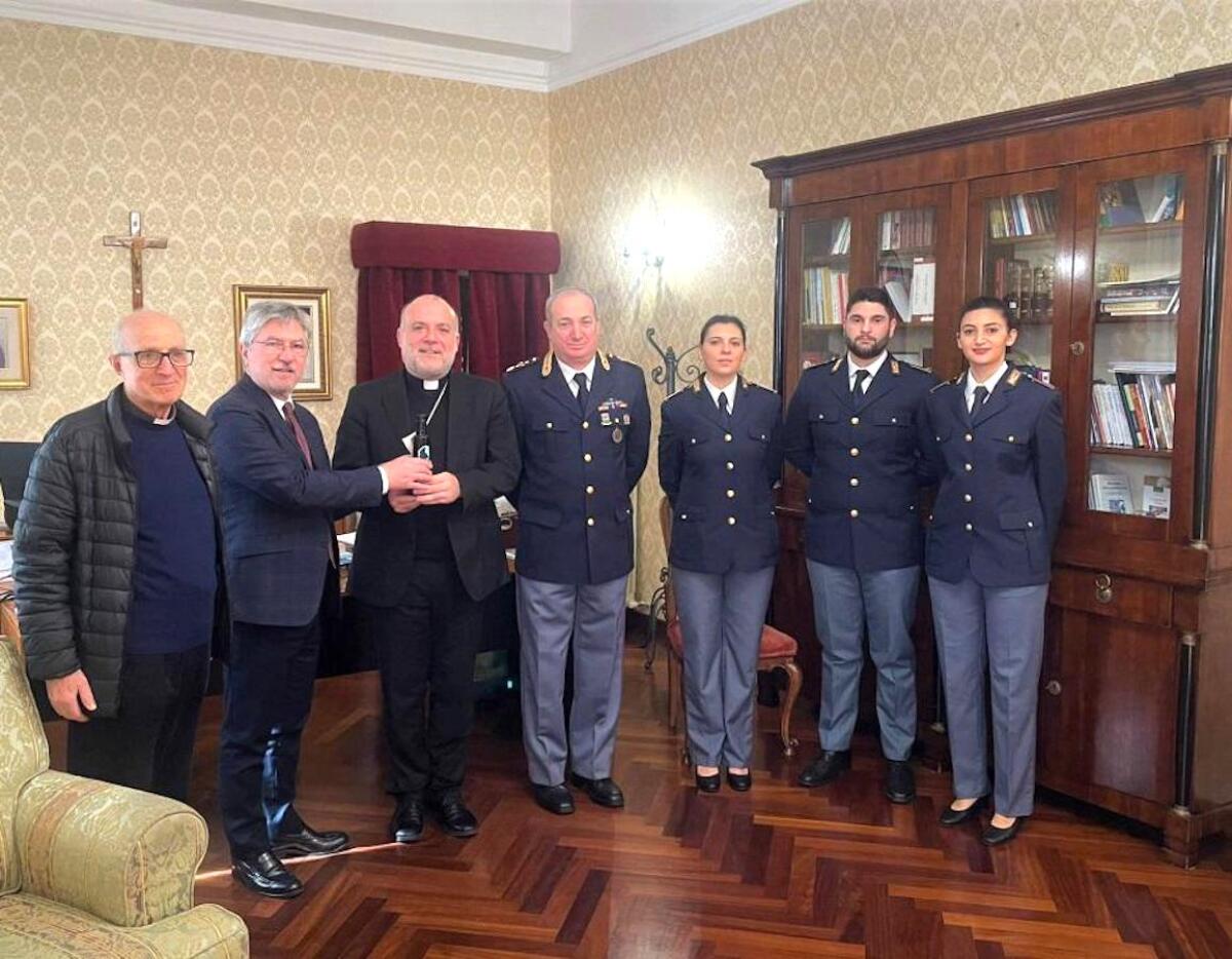 Crotone, la Polizia di Stato dona l’olio di Capaci all’Arcivescovo - 
